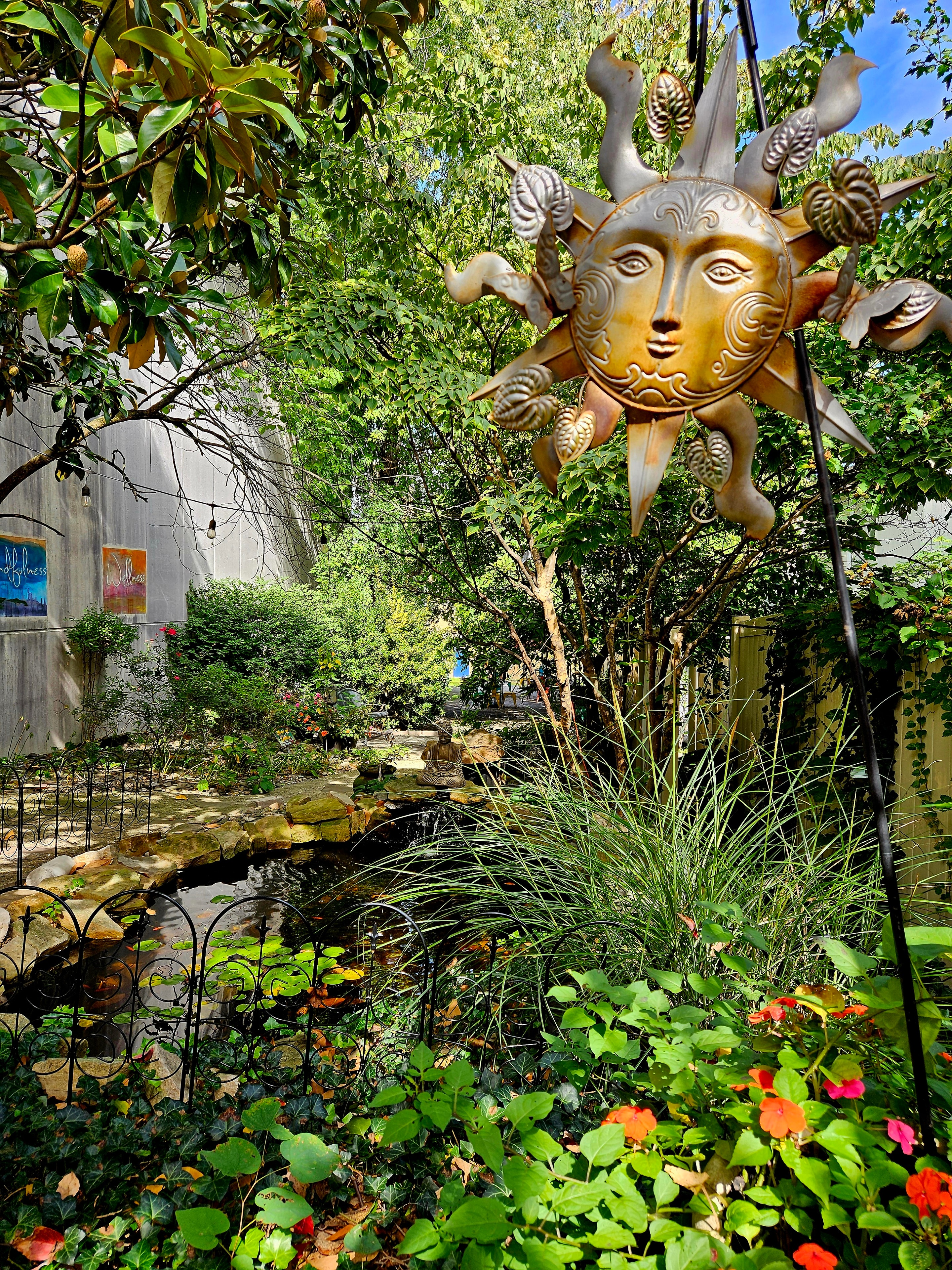 Café the Lodge backyard garden dining